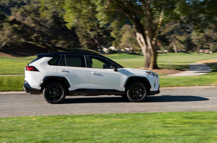  Toyota RAV4 XSE Hybrid 2018 года  (NA) (фото 50 из 71)